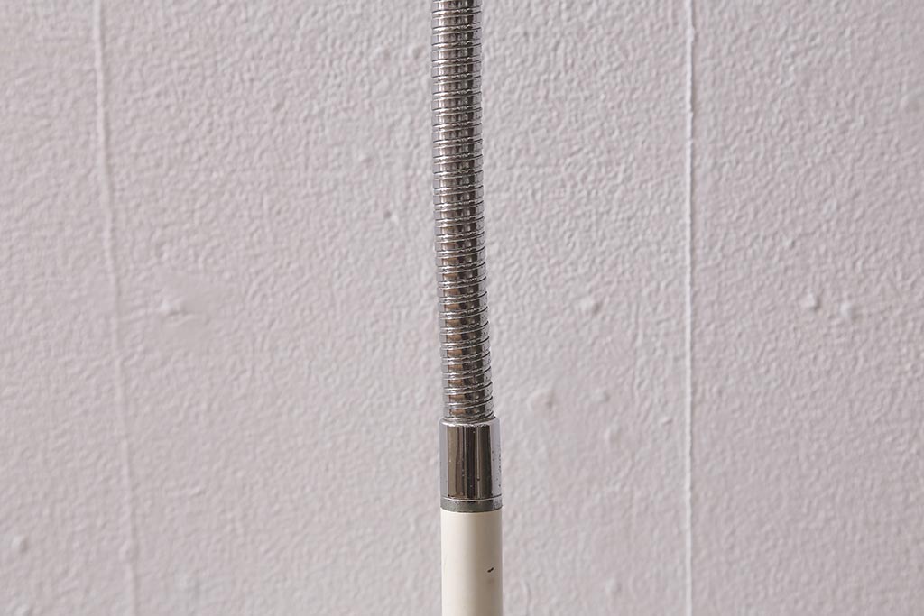 ヴィンテージ照明　レトロ　アルミシェードのデスクスタンド(スタンドライト、卓上照明、ビンテージ)(R-042028)