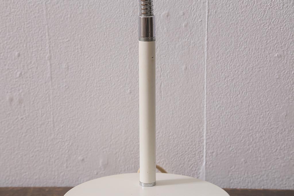 ヴィンテージ照明　レトロ　アルミシェードのデスクスタンド(スタンドライト、卓上照明、ビンテージ)(R-042028)