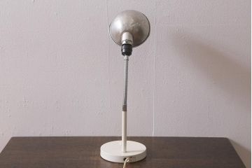 ヴィンテージ照明　レトロ　アルミシェードのデスクスタンド(スタンドライト、卓上照明、ビンテージ)(R-042028)