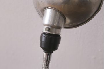 ヴィンテージ照明　レトロ　アルミシェードのデスクスタンド(スタンドライト、卓上照明、ビンテージ)(R-042028)