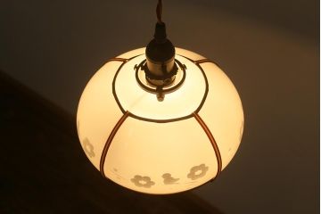 アンティーク照明　昭和初期　梅と小鳥の模様が可愛らしい天井照明(吊り下げ照明、ペンダントライト)(R-042030)