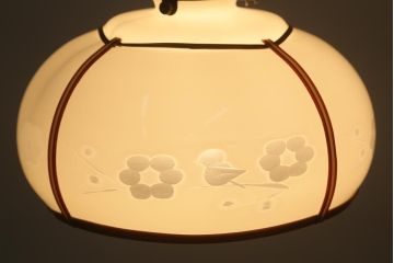 アンティーク照明　昭和初期　梅と小鳥の模様が可愛らしい天井照明(吊り下げ照明、ペンダントライト)(R-042031)