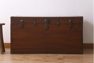 イギリスアンティーク　楠木材　センターテーブルにもなる!　レトロな雰囲気漂う大型の木製トランク(木箱、衣装箱、収納箱、長持)(R-042035)