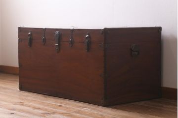 イギリスアンティーク　楠木材　センターテーブルにもなる!　レトロな雰囲気漂う大型の木製トランク(木箱、衣装箱、収納箱、長持)(R-042035)