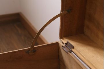 イギリスアンティーク　楠木材　センターテーブルにもなる!　レトロな雰囲気漂う大型の木製トランク(木箱、衣装箱、収納箱、長持)(R-042035)