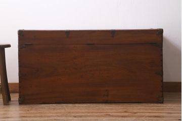 イギリスアンティーク　楠木材　センターテーブルにもなる!　レトロな雰囲気漂う大型の木製トランク(木箱、衣装箱、収納箱、長持)(R-042035)