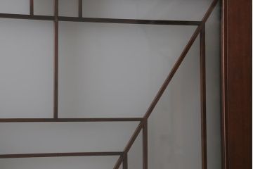 アンティーク建具　和製アンティーク　ヒノキ材　腰板ケヤキ材　上手物!　珍しいデザインが目を引くガラス戸4枚セット(引き戸、建具)(R-042036)