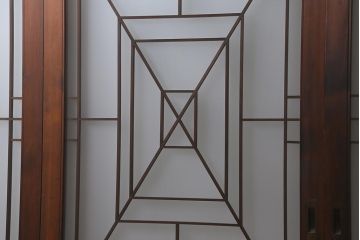 アンティーク建具　和製アンティーク　ヒノキ材　腰板ケヤキ材　上手物!　珍しいデザインが目を引くガラス戸4枚セット(引き戸、建具)(R-042036)