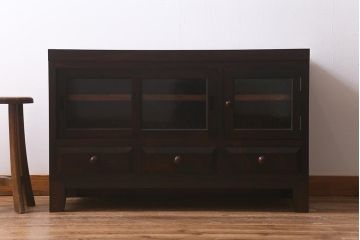 リメイク家具　松本民芸家具　気泡ガラス入り　落ち着きのあるシックな佇まいが魅力の脚付きリビングボード(テレビ台、ローボード)(R-042042)