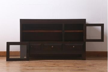リメイク家具　松本民芸家具　気泡ガラス入り　落ち着きのあるシックな佇まいが魅力の脚付きリビングボード(テレビ台、ローボード)(R-042042)