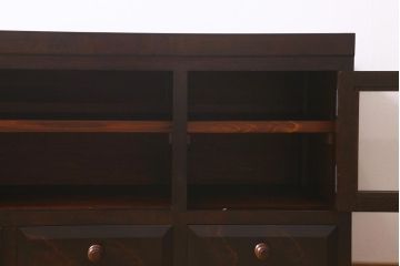 リメイク家具　松本民芸家具　気泡ガラス入り　落ち着きのあるシックな佇まいが魅力の脚付きリビングボード(テレビ台、ローボード)(R-042042)