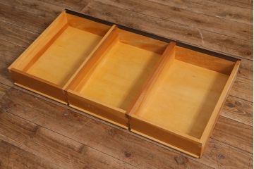 リメイク家具　松本民芸家具　気泡ガラス入り　落ち着きのあるシックな佇まいが魅力の脚付きリビングボード(テレビ台、ローボード)(R-042042)