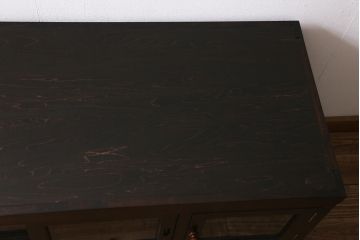 リメイク家具　松本民芸家具　気泡ガラス入り　落ち着きのあるシックな佇まいが魅力の脚付きリビングボード(テレビ台、ローボード)(R-042042)