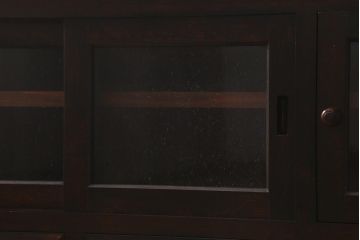 リメイク家具　松本民芸家具　気泡ガラス入り　落ち着きのあるシックな佇まいが魅力の脚付きリビングボード(テレビ台、ローボード)(R-042042)