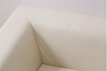 展示品　IDC大塚家具　リンレイ(LINLEY)　ヘリックス　木製脚　本革　ホワイトカラーの二人掛けソファ(定価約147万円)(R-042045)