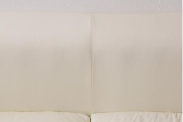 展示品　IDC大塚家具　リンレイ(LINLEY)　ヘリックス　木製脚　本革　ホワイトカラーの二人掛けソファ(定価約147万円)(R-042045)