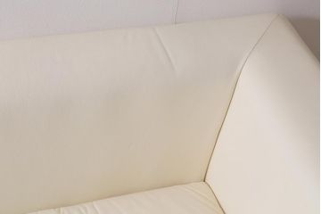 展示品　IDC大塚家具　リンレイ(LINLEY)　ヘリックス　木製脚　本革　ホワイトカラーの二人掛けソファ(定価約147万円)(R-042045)