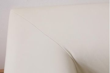 展示品　IDC大塚家具　リンレイ(LINLEY)　ヘリックス　木製脚　本革　ホワイトカラーの二人掛けソファ(定価約147万円)(R-042045)