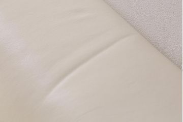 展示品　IDC大塚家具　リンレイ(LINLEY)　ヘリックス　木製脚　本革　ホワイトカラーの二人掛けソファ(定価約147万円)(R-042045)