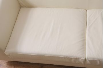 展示品　IDC大塚家具　リンレイ(LINLEY)　ヘリックス　木製脚　本革　ホワイトカラーの二人掛けソファ(定価約147万円)(R-042045)