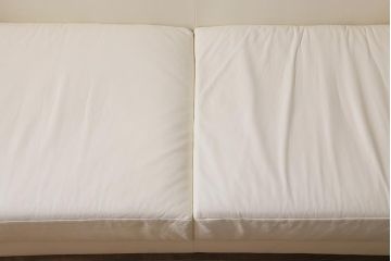 展示品　IDC大塚家具　リンレイ(LINLEY)　ヘリックス　木製脚　本革　ホワイトカラーの二人掛けソファ(定価約147万円)(R-042045)