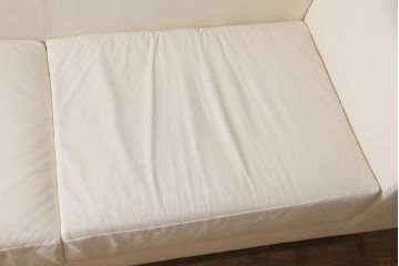 展示品　IDC大塚家具　リンレイ(LINLEY)　ヘリックス　木製脚　本革　ホワイトカラーの二人掛けソファ(定価約147万円)(R-042045)