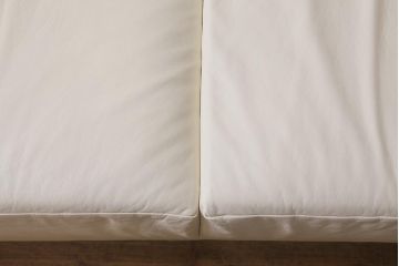 展示品　IDC大塚家具　リンレイ(LINLEY)　ヘリックス　木製脚　本革　ホワイトカラーの二人掛けソファ(定価約147万円)(R-042045)