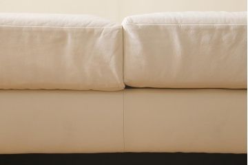 展示品　IDC大塚家具　リンレイ(LINLEY)　ヘリックス　木製脚　本革　ホワイトカラーの二人掛けソファ(定価約147万円)(R-042045)