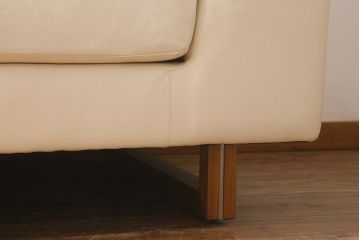 展示品　IDC大塚家具　リンレイ(LINLEY)　ヘリックス　木製脚　本革　ホワイトカラーの二人掛けソファ(定価約147万円)(R-042045)