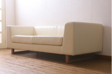 展示品　IDC大塚家具　リンレイ(LINLEY)　ヘリックス　木製脚　本革　ホワイトカラーの二人掛けソファ(定価約147万円)(R-042045)