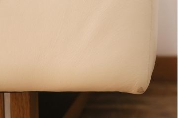 展示品　IDC大塚家具　リンレイ(LINLEY)　ヘリックス　木製脚　本革　ホワイトカラーの二人掛けソファ(定価約147万円)(R-042045)