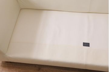 展示品　IDC大塚家具　リンレイ(LINLEY)　ヘリックス　木製脚　本革　ホワイトカラーの二人掛けソファ(定価約147万円)(R-042045)