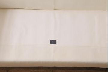 展示品　IDC大塚家具　リンレイ(LINLEY)　ヘリックス　木製脚　本革　ホワイトカラーの二人掛けソファ(定価約147万円)(R-042045)