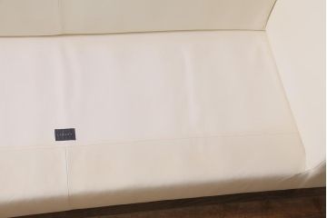 展示品　IDC大塚家具　リンレイ(LINLEY)　ヘリックス　木製脚　本革　ホワイトカラーの二人掛けソファ(定価約147万円)(R-042045)