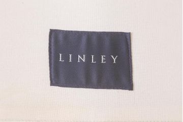 展示品　IDC大塚家具　リンレイ(LINLEY)　ヘリックス　木製脚　本革　ホワイトカラーの二人掛けソファ(定価約147万円)(R-042045)