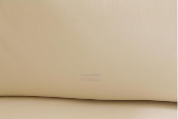 展示品　IDC大塚家具　リンレイ(LINLEY)　ヘリックス　木製脚　本革　ホワイトカラーの二人掛けソファ(定価約147万円)(R-042045)