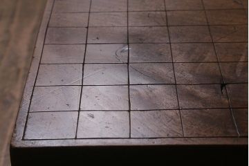 和製アンティーク　欅(ケヤキ)材　古い木の風合いが魅力的な足付将棋盤(花台、飾り台)(R-042049)