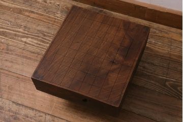 和製アンティーク　欅(ケヤキ)材　古い木の風合いが魅力的な足付将棋盤(花台、飾り台)(R-042049)
