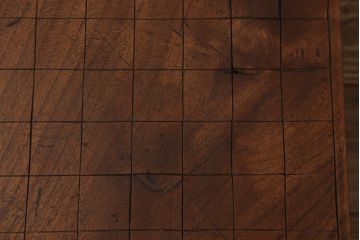 和製アンティーク　欅(ケヤキ)材　古い木の風合いが魅力的な足付将棋盤(花台、飾り台)(R-042049)