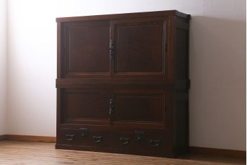 アンティーク家具　最上手物!　前面欅玉杢　黒柿材　希少　重厚な佇まいが魅力的な関東重ね水屋箪笥(収納棚、戸棚)(R-042057)