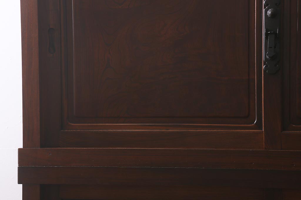 アンティーク家具　最上手物!　前面欅玉杢　黒柿材　希少　重厚な佇まいが魅力的な関東重ね水屋箪笥(収納棚、戸棚)(R-042057)