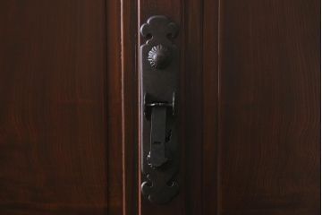 アンティーク家具　最上手物!　前面欅玉杢　黒柿材　希少　重厚な佇まいが魅力的な関東重ね水屋箪笥(収納棚、戸棚)(R-042057)