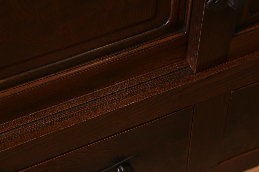 アンティーク家具　最上手物!　前面欅玉杢　黒柿材　希少　重厚な佇まいが魅力的な関東重ね水屋箪笥(収納棚、戸棚)(R-042057)