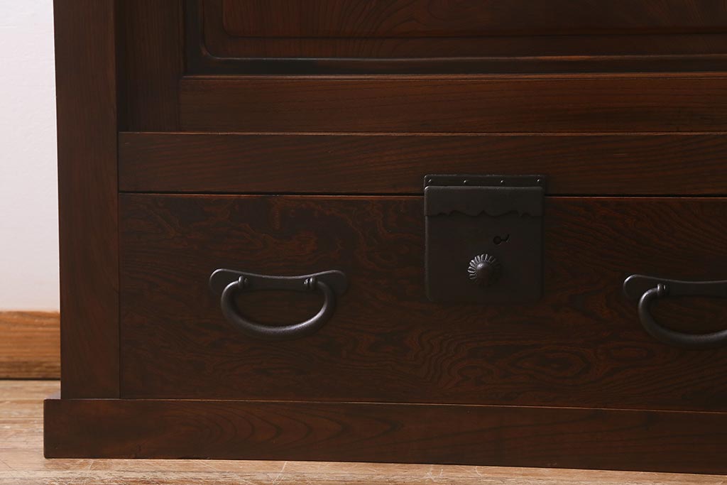 アンティーク家具　最上手物!　前面欅玉杢　黒柿材　希少　重厚な佇まいが魅力的な関東重ね水屋箪笥(収納棚、戸棚)(R-042057)