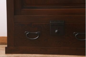 アンティーク家具　最上手物!　前面欅玉杢　黒柿材　希少　重厚な佇まいが魅力的な関東重ね水屋箪笥(収納棚、戸棚)(R-042057)