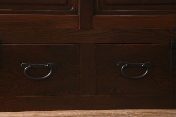 アンティーク家具　最上手物!　前面欅玉杢　黒柿材　希少　重厚な佇まいが魅力的な関東重ね水屋箪笥(収納棚、戸棚)(R-042057)