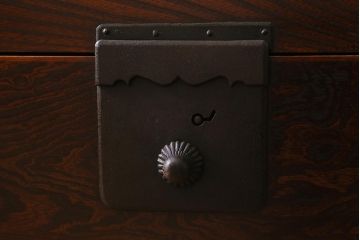 アンティーク家具　最上手物!　前面欅玉杢　黒柿材　希少　重厚な佇まいが魅力的な関東重ね水屋箪笥(収納棚、戸棚)(R-042057)