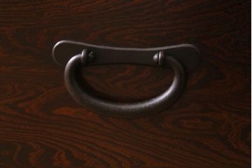 アンティーク家具　最上手物!　前面欅玉杢　黒柿材　希少　重厚な佇まいが魅力的な関東重ね水屋箪笥(収納棚、戸棚)(R-042057)