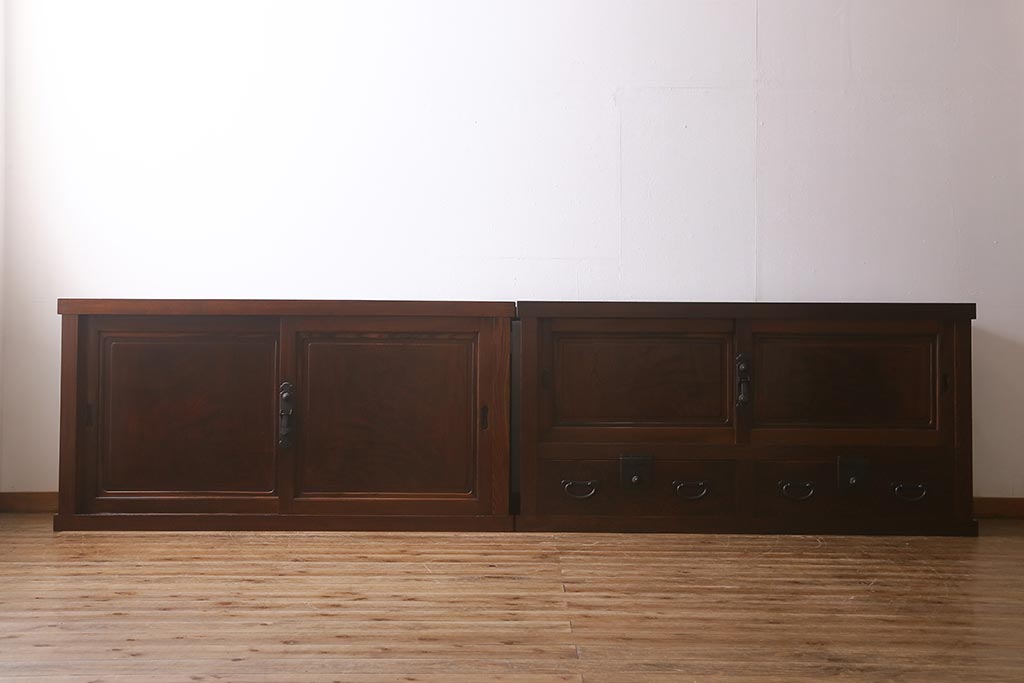 アンティーク家具　最上手物!　前面欅玉杢　黒柿材　希少　重厚な佇まいが魅力的な関東重ね水屋箪笥(収納棚、戸棚)(R-042057)