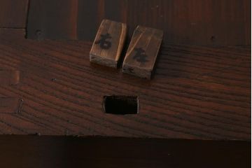 アンティーク家具　最上手物!　前面欅玉杢　黒柿材　希少　重厚な佇まいが魅力的な関東重ね水屋箪笥(収納棚、戸棚)(R-042057)